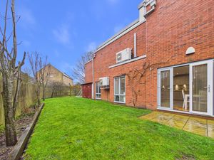 LAWN AREA FOR THIS FLAT TO USE- click for photo gallery